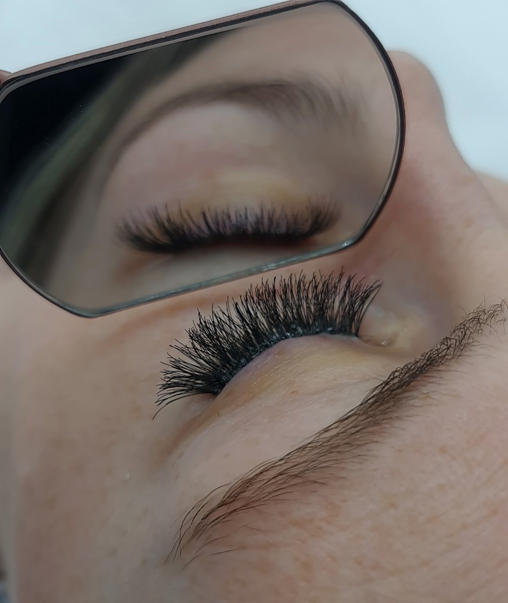 Outer corner weekend lashes with mirror at Aesthete Beauty